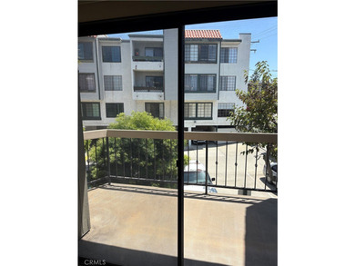 Charming tri-level townhome in Signal Hill featuring 2 bedrooms - photo 9