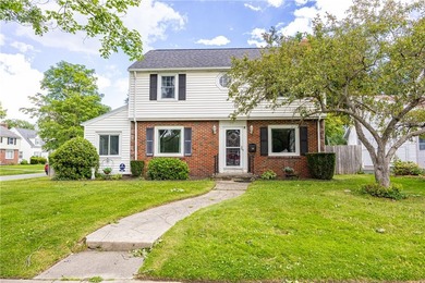 Welcoming & Classic, traditional center entrance colonial in the - photo 2