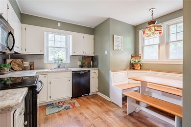 Welcoming & Classic, traditional center entrance colonial in the - photo 9