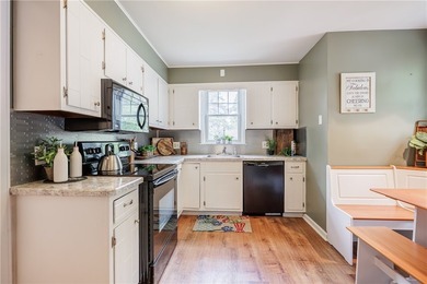 Welcoming & Classic, traditional center entrance colonial in the - photo 10