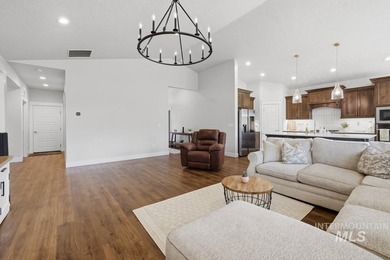 Welcome to this exquisite semi-custom built Schroeder home - photo 10