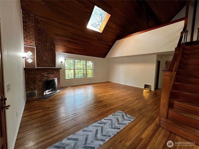 *PRICE IMPROVEMENT* This lovely Shoreline home features 2 - photo 9