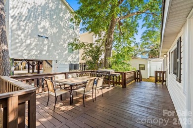 X-LARGE DOUBLE CORNER LOT WITH CAROLINA ROOM, GARAGE, CARPORT - photo 6