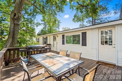 X-LARGE DOUBLE CORNER LOT WITH CAROLINA ROOM, GARAGE, CARPORT - photo 9