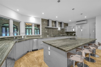 Situated on iconic South Miami Avenue, this exceptional luxury - photo 15