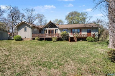 Waterfront living in the heart of Guntersville on Buck Island - photo 15