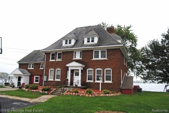 Pontiac Lake Home For Sale in White Lake Michigan