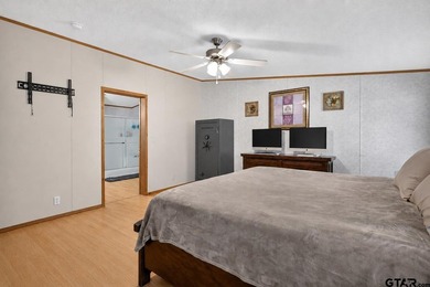 Extensively renovated, this fully fenced 17.71-acre East Texas - photo 31