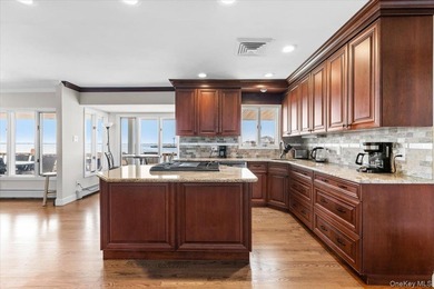 Wake up each morning to sweeping, unobstructed water views and - photo 8