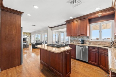 Wake up each morning to sweeping, unobstructed water views and - photo 9