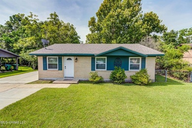 Welcome to this charming three-bedroom, two-bathroom - photo 1
