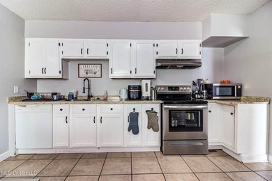 Welcome to this charming three-bedroom, two-bathroom - photo 3