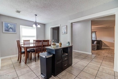 Welcome to this charming three-bedroom, two-bathroom - photo 4