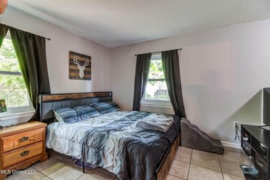 Welcome to this charming three-bedroom, two-bathroom - photo 6