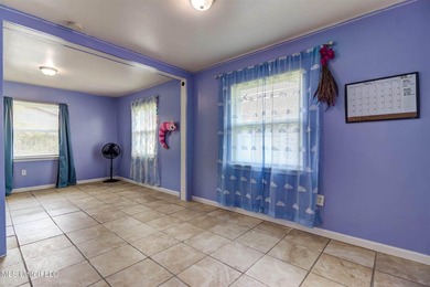 Welcome to this charming three-bedroom, two-bathroom - photo 7