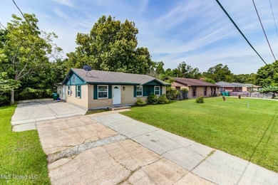 Welcome to this charming three-bedroom, two-bathroom - photo 10