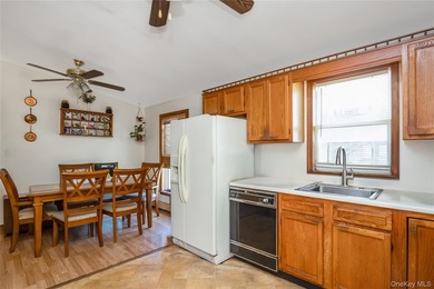 Beautiful prefab Ranch built in 1990, situated on a quiet - photo 9