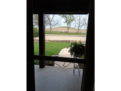 Nestled into a quiet cove, this 1 1/2 story home offers 3 - photo 4
