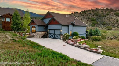 This inviting home features panoramic mountain views and a - photo 2