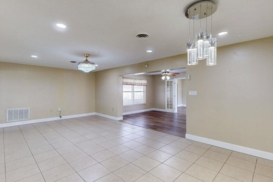 Welcome to this charming three-bedroom, two-bathroom - photo 11