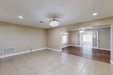 Welcome to this charming three-bedroom, two-bathroom - photo 15