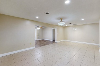 Welcome to this charming three-bedroom, two-bathroom - photo 16