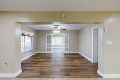 Welcome to this charming three-bedroom, two-bathroom - photo 18