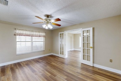 Welcome to this charming three-bedroom, two-bathroom - photo 19