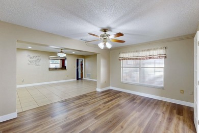 Welcome to this charming three-bedroom, two-bathroom - photo 20