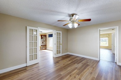 Welcome to this charming three-bedroom, two-bathroom - photo 22