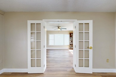 Welcome to this charming three-bedroom, two-bathroom - photo 23