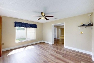 Welcome to this charming three-bedroom, two-bathroom - photo 26