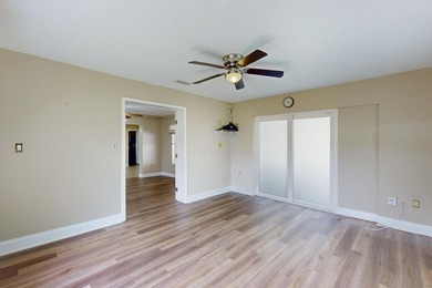 Welcome to this charming three-bedroom, two-bathroom - photo 27