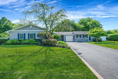 Spacious and well-maintained L-shaped ranch offering the perfect - photo 2