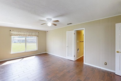 Welcome to this charming three-bedroom, two-bathroom - photo 39
