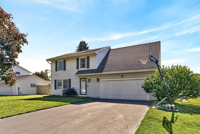 Some things are worth the wait! Welcome to 33 Loyalist Ave. This - photo 2