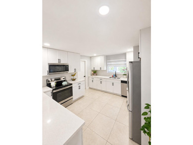 Welcome to this beautifully maintained 4-bedroom, 2-bathroom - photo 13