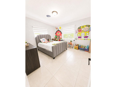 Welcome to this beautifully maintained 4-bedroom, 2-bathroom - photo 17