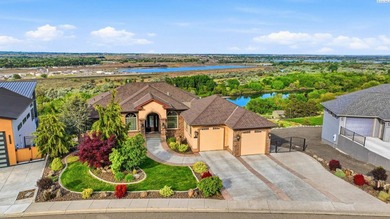 This extraordinary south Richland estate offers rare privacy and - photo 1