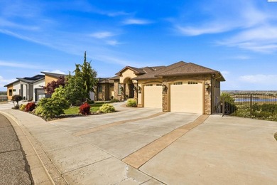 This extraordinary south Richland estate offers rare privacy and - photo 2
