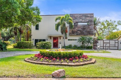 Exceptional oasis-style estate in a desirable golf community - photo 1