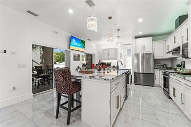 Exceptional oasis-style estate in a desirable golf community - photo 3
