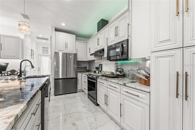Exceptional oasis-style estate in a desirable golf community - photo 4