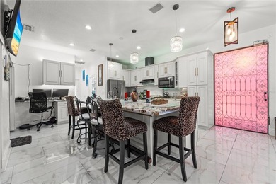 Exceptional oasis-style estate in a desirable golf community - photo 6