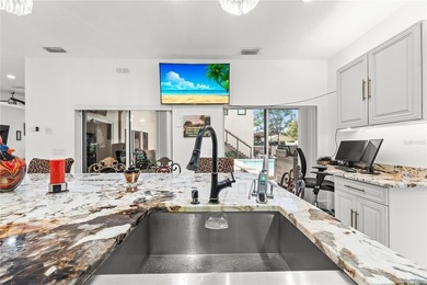 Exceptional oasis-style estate in a desirable golf community - photo 7