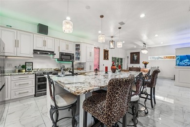 Exceptional oasis-style estate in a desirable golf community - photo 8