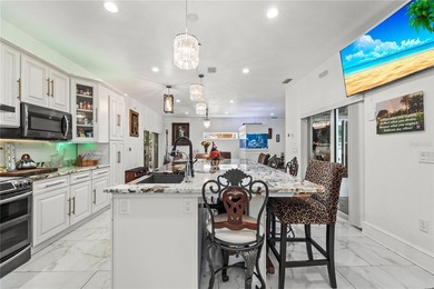 Exceptional oasis-style estate in a desirable golf community - photo 9