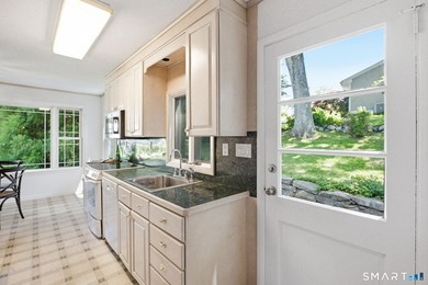 Welcome to this sun-drenched 3-bedroom, 2-bathroom ranch - photo 6