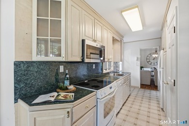 Welcome to this sun-drenched 3-bedroom, 2-bathroom ranch - photo 7