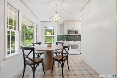 Welcome to this sun-drenched 3-bedroom, 2-bathroom ranch - photo 8